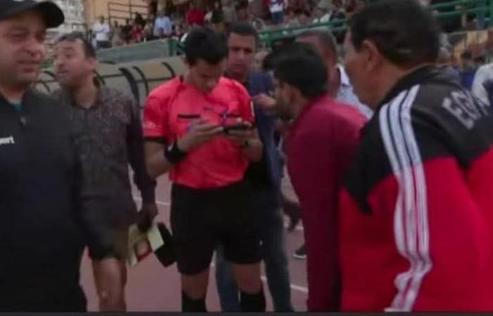 واقعة غريبة.. حكم مصري يستخدم الموبايل بدلا من الـ "فار" ويلغي ركلة جزاء  