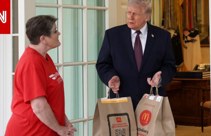 متابعة: "الأمر كان مبتذلاً بعض الشيء".. ترامب يعلق على "توصيل وجبة إلى مكتبه البيضاوي"