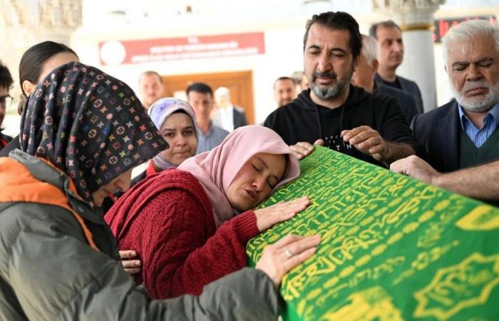 تركيا:
      هجمات
      المدارس
      غير
      المسبوقة
      تفجر
      الحزن
      والغضب
      والاحتجاجات