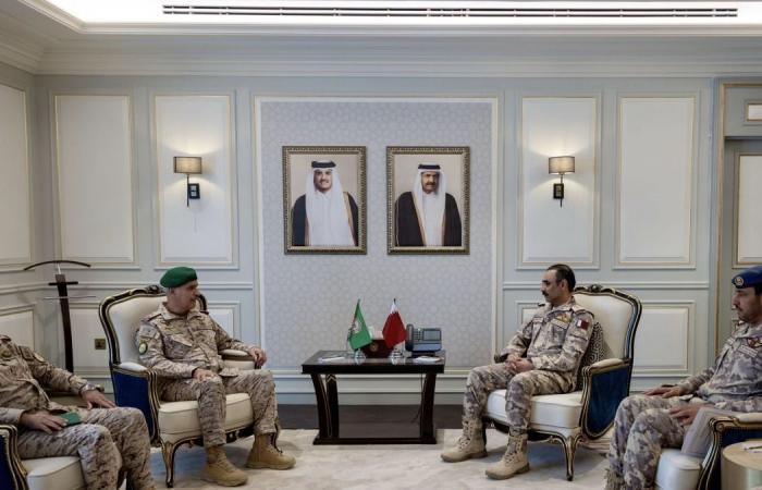رئيس أركان القوات المسلحة القطرية يلتقي قائد القيادة العسكرية الموحدة لمجلس التعاون