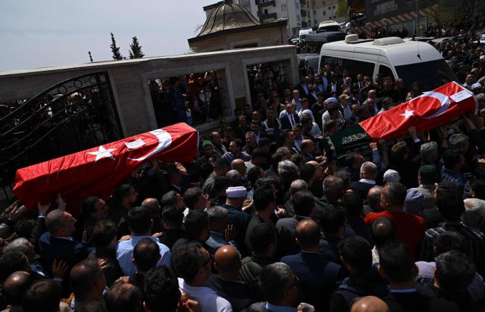 تركيا:
      هجمات
      المدارس
      غير
      المسبوقة
      تفجر
      الحزن
      والغضب
      والاحتجاجات