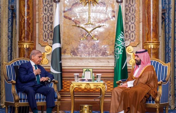 بعد وصول قوات باكستانية.. محمد بن سلمان يستقبل شهباز شريف في جدة