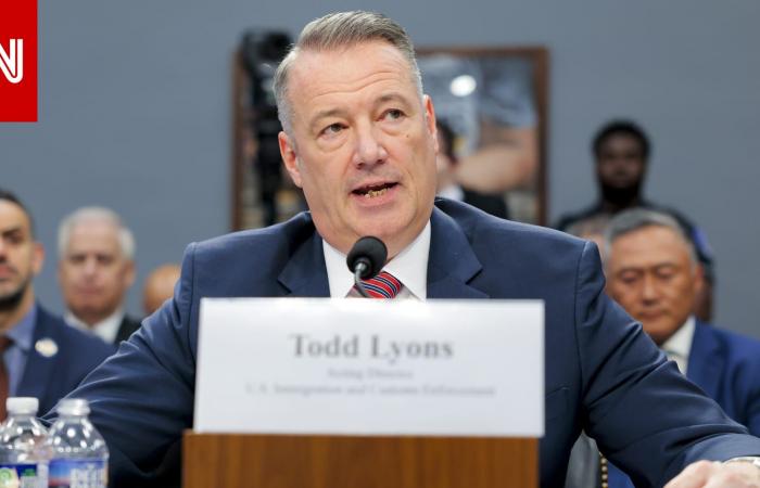 متابعة: المسؤول عن الترحيل الجماعي للمهاجرين بإدارة ترامب يتنحى عن منصبه