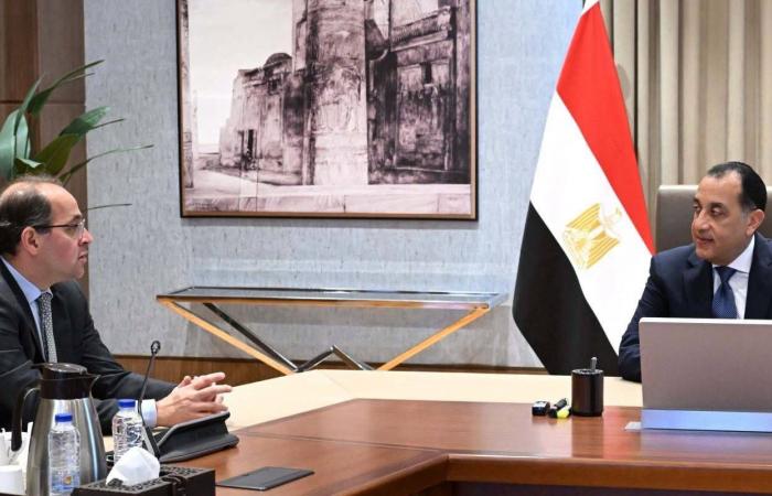 مصر:
      جدل
      «التداعيات
      الاقتصادية»
      لا
      ينحسر
      مع
      مؤشرات
      التهدئة
      بالمنطقة