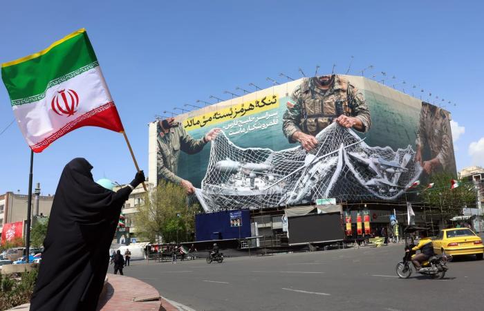 "الحرس الثوري" الإيراني يضع "شرطاً" لإعادة فتح مضيق هرمز.. ويوجه "رسالة" إلى مالكي السفن