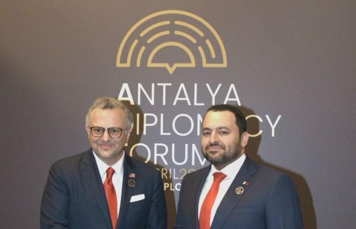 وزير الدولة بوزارة الخارجية يجتمع مع مسؤولين على هامش منتدى أنطاليا الدبلوماسي