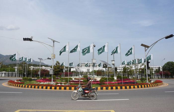 إيران
      تعيد
      إغلاق
      مضيق
      هرمز
      وسط
      ضبابية
      تفاوضية