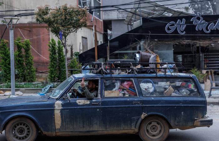 نازحون
      لبنانيون
      يتريثون
      في
      العودة
      إلى
      منازلهم
      خشية
      انهيار
      الهدنة