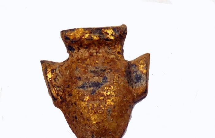 بينها ألسنة ذهبية وعددا من المومياوات.. اكتشاف مقبرة رومانية نادرة في مصر