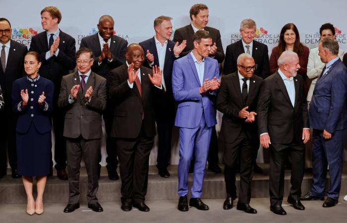 سانشيز
      يجمع
      الحشد
      التقدمي
      العالمي
      في
      برشلونة
      لمواجهة
      المد
      اليميني
      المتطرف