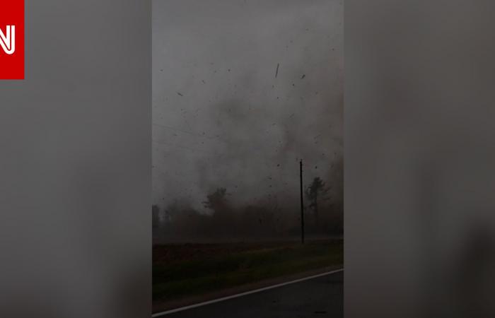 متابعة: لحظة مرعبة.. رجل يوثّق إعصارًا يضرب منزلًا أمامه مباشرة