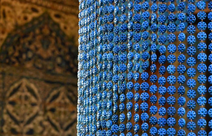 7,500 عين تحرس الذاكرة.. عمل فني عربي داخل منزل لايتون بلندن