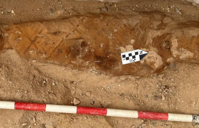 بينها ألسنة ذهبية وعددا من المومياوات.. اكتشاف مقبرة رومانية نادرة في مصر