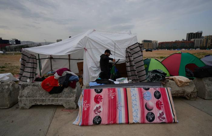 نازحون
      لبنانيون
      يتريثون
      في
      العودة
      إلى
      منازلهم
      خشية
      انهيار
      الهدنة