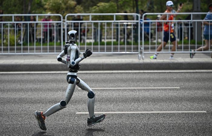 شاهد| الروبوتات الصينية تتفوق على البشر بسباق ماراثوني في بكين 