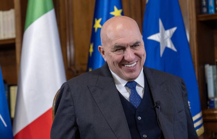 وزير
      الخارجية
      السعودي
      يبحث
      مع
      نظيره
      العراقي
      المستجدات