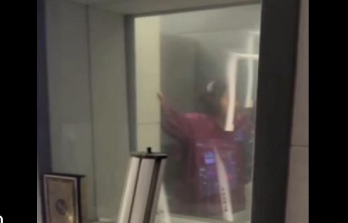 شيرين
      عبد
      الوهاب
      لتجاوز
      أزماتها
      بغناء
      «عايزة
      أشتكي»