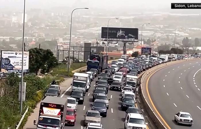شاهد.. ازدحام خانق بين الأنقاض مع بدء عودة النازحين إلى جنوب لبنان