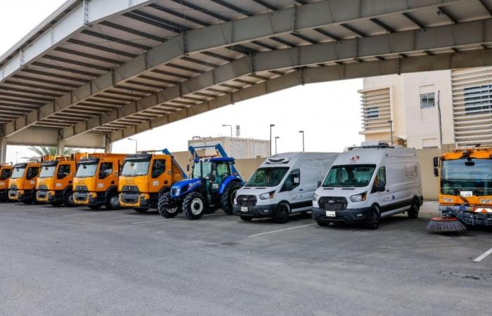 وزارة البلدية تدشن أسطولاً حديثاً من المركبات الصديقة للبيئة لتعزيز كفاءة الخدمات