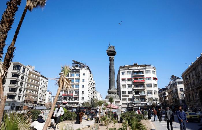 إعادة
      هيكلة
      القطاع
      الوظيفي
      في
      سوريا
      تدفع
      عائلات
      تحت
      خط
      الفقر