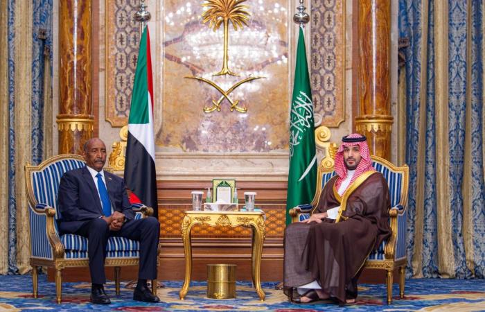 ولي العهد السعودي يلتقي رئيس مجلس السيادة الانتقالي في السودان