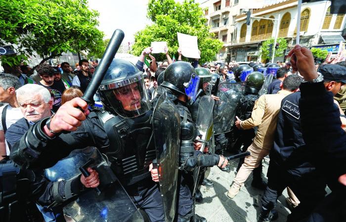 إعادة
      هيكلة
      القطاع
      الوظيفي
      في
      سوريا
      تدفع
      عائلات
      تحت
      خط
      الفقر