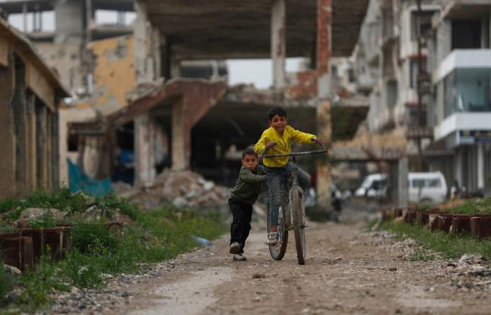 إعادة
      هيكلة
      القطاع
      الوظيفي
      في
      سوريا
      تدفع
      عائلات
      تحت
      خط
      الفقر