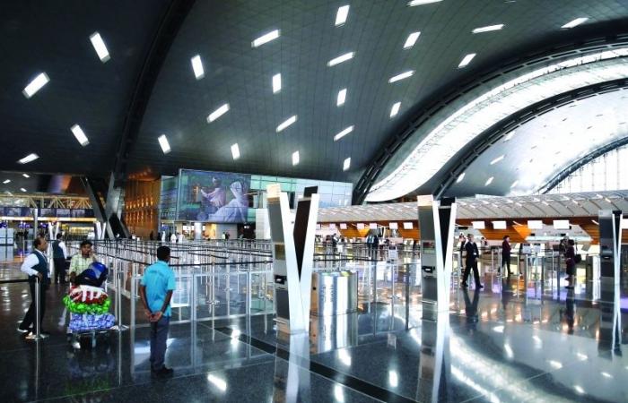 هل عليك الانتظار حتى تنتهي الحرب لحجز تذكرة الطيران للإجازة الصيفية؟.. خبراء يحذرون