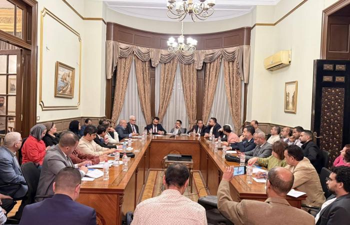 مصر:
      عقوبات
      للممتنعين
      عن
      «النفقة
      الزوجية»
      بعد
      شكاوى
      نسائية