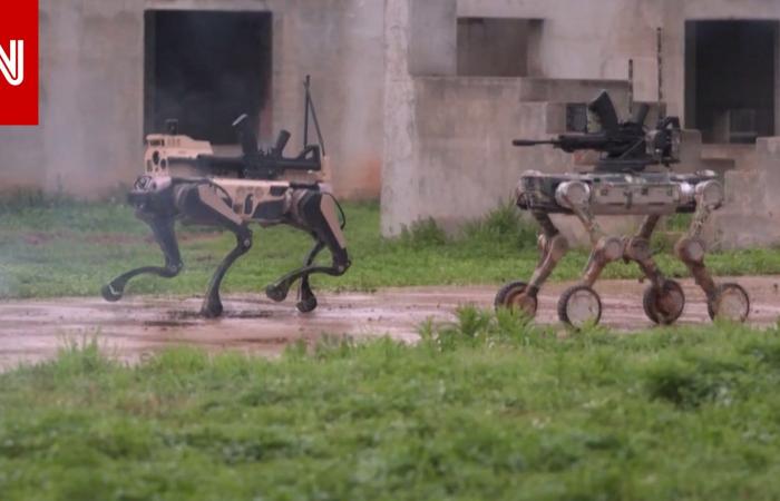 متابعة: كلاب آلية مُسلحة و مُسيّرات هجومية.. شاهد المعدات التي يتدرب الجيش الصيني بجانبها