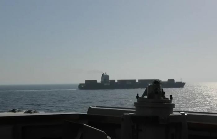 مدمرة أمريكية تطلق "عدة قذائف" على غرفة محركات سفينة ترفع علم إيران