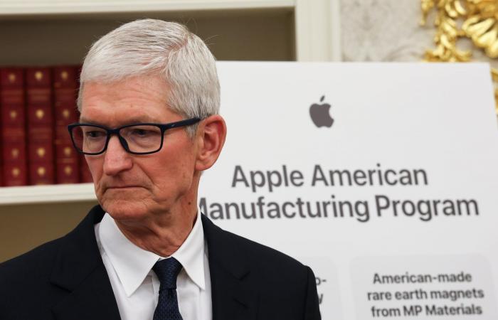 تيم كوك سيتنحى عن منصبه.. وشركة آبل تعلن عن خليفته