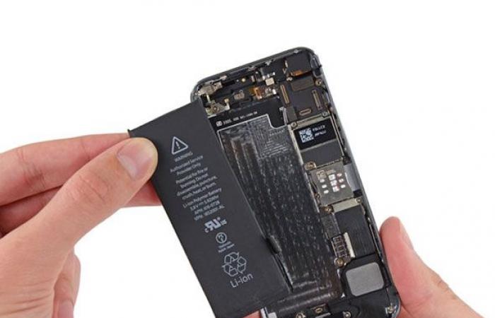 بأمر الاتحاد الأوروبي.. عودة عصر بطاريات الهواتف القابلة للاستبدال.. فهل تخضع آبل؟