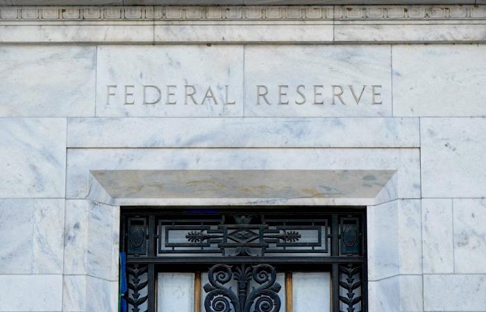 رجل
      ترمب
      للمهمات
      الصعبة…
      كيف
      يخطط
      وورش
      لتفكيك
      «إرث
      باول»؟