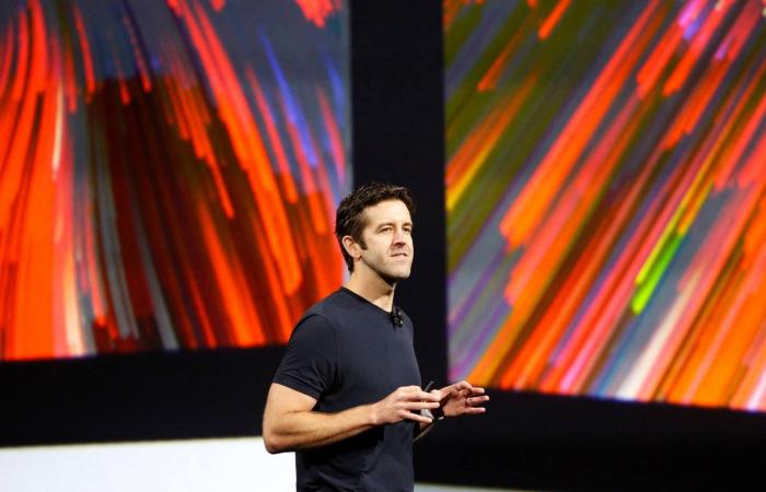 بين
      إرث
      كوك
      وطموح
      تيرنوس...
      7
      ملفات
      شائكة
      تحدّد
      مستقبل
      «أبل»