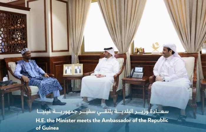  وزير البلدية يجتمع مع سفير جمهورية غينيا