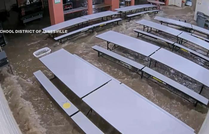 شاهد.. مياه الفيضانات تغمر مدرسة ابتدائية في ولاية أمريكية