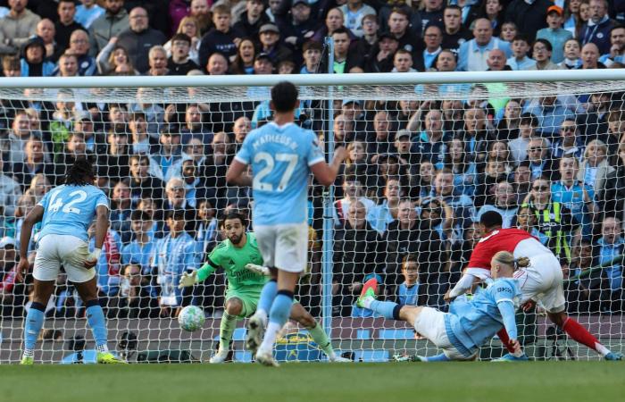 كيف
      أضاع
      آرسنال
      لقب
      الدوري
      الإنجليزي
      في
      مرات
      سابقة؟