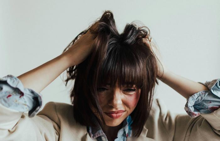 «غُرّة
      الانفصال»...
      لماذا
      تقصّ
      المرأة
      شَعرها
      بعد
      انكسار
      قلبها؟