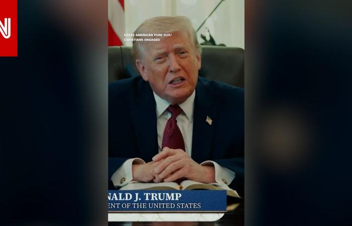 متابعة: شاهد ترامب يقرأ الكتاب المقدس بعد جدل خلافه مع بابا الفاتيكان