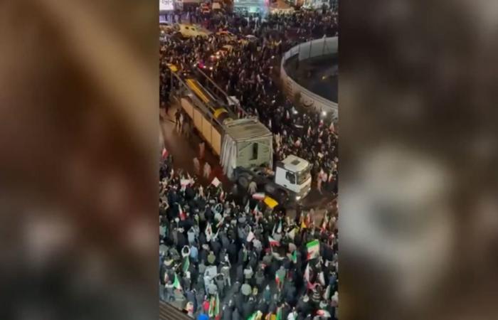 صورة.. إيران تعرض صاروخ خرمشهر 4 أمام حشود