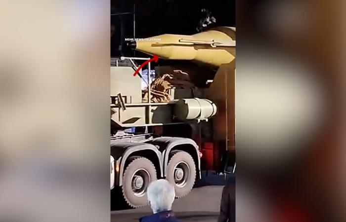إيران تستعرض ما يبدو أنه صاروخ باليستي في طهران.. إلى ما يرمز ذلك؟