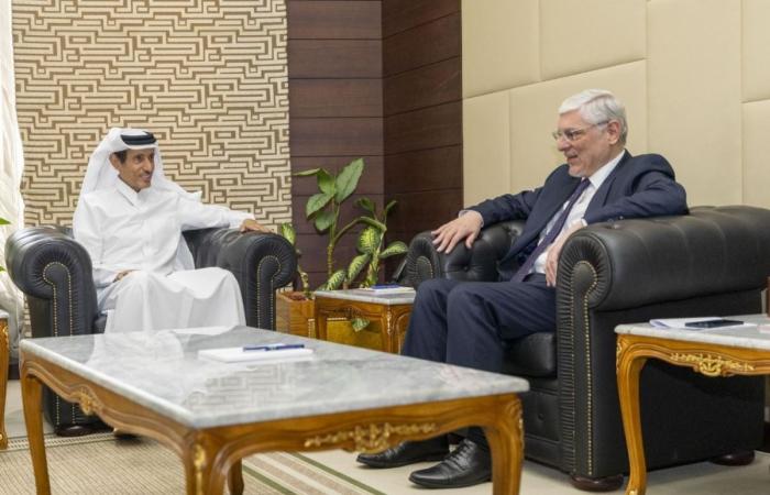 رئيس المؤسسة القطرية للإعلام يجتمع مع السفير العراقي