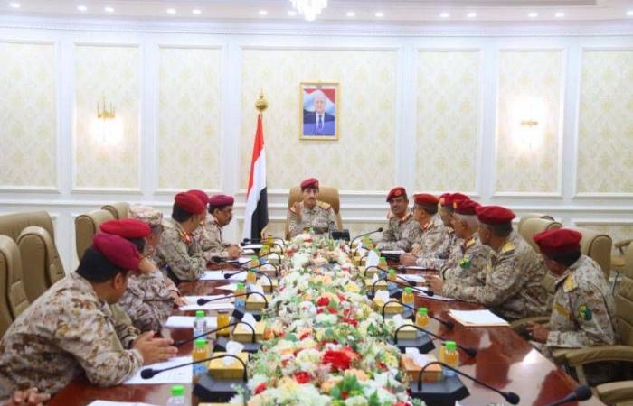 مساعٍ
      يمنية
      لتنفيذ
      الإصلاحات
      الحكومية
      وضبط
      الأمن
      وتنظيم
      القوات