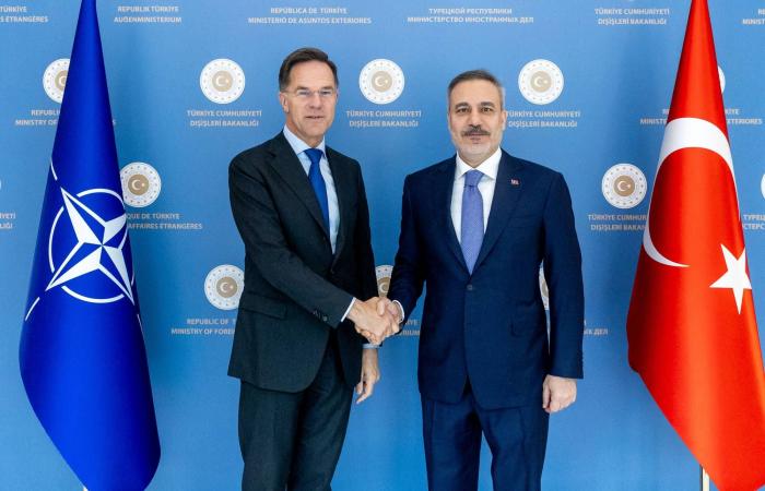 قاليباف:
      الهدنة
      غير
      منطقية
      ما
      دام
      ينتهكها
      الحصار
      البحري