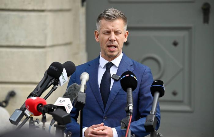 لندن
      وباريس
      تتوصلان
      إلى
      اتفاق
      لمحاولة
      وقف
      عمليات
      عبور
      قناة
      المانش