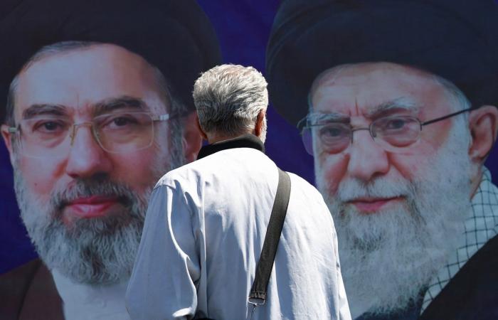 غياب المرشد الأعلى مجتبى خامنئي يساعد نظامه للبقاء.. كيف ذلك؟