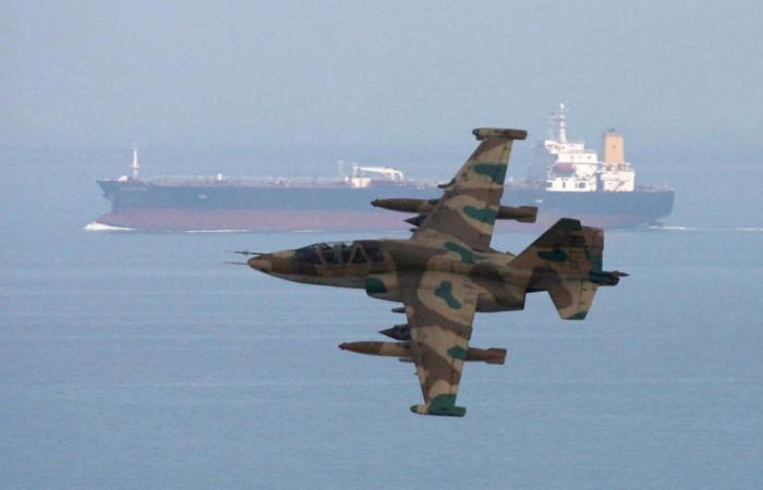 آلة النفط الإيرانية "تأثرت ولكن لم تُكسر" بالحصار البحري الأمريكي.. تحليل يوضح