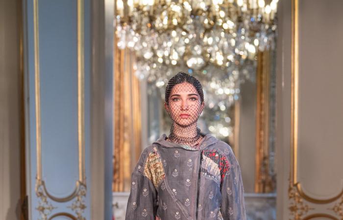 الموضة العربية المحتشمة تنافس الأزياء الجريئة على منصات باريس