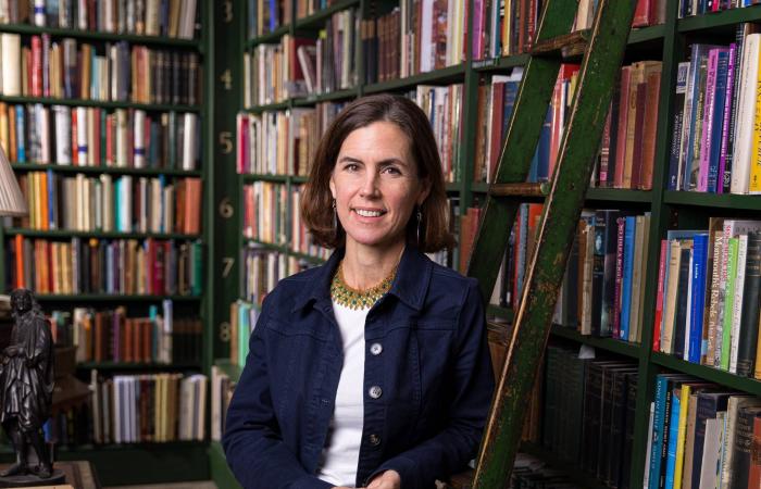 عن
      الرقص
      الصباحي
      وغسل
      الصحون...
      مساعدة
      الملكة
      إليزابيث
      تكشف
      بعضاً
      من
      كواليسها